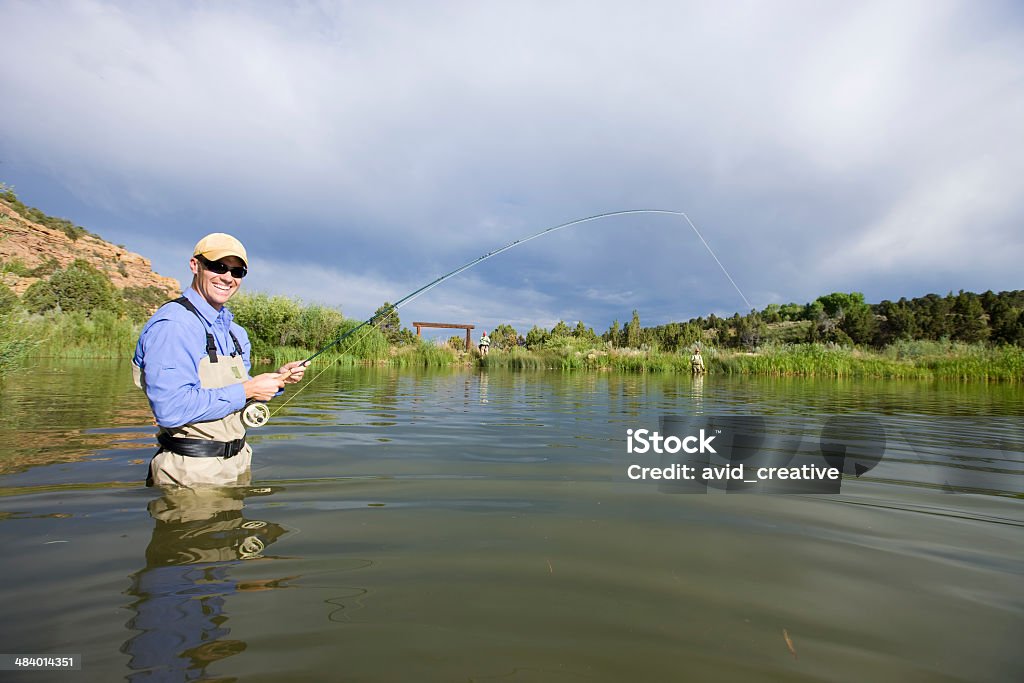 Heureux Fly Fisherman à Stillwater Pond - Photo de D'ascendance européenne libre de droits