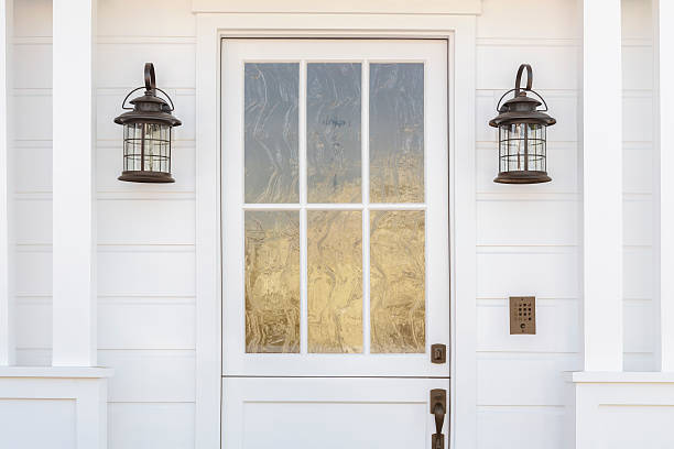 cropped detail weiß tür zu klassischen hause - etched glass windows stock-fotos und bilder