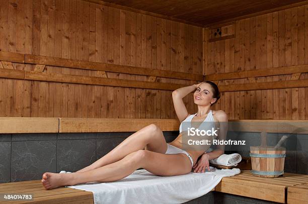 Frau In Der Sauna Stockfoto und mehr Bilder von Attraktive Frau - Attraktive Frau, Auf dem Rücken liegen, Bathroom