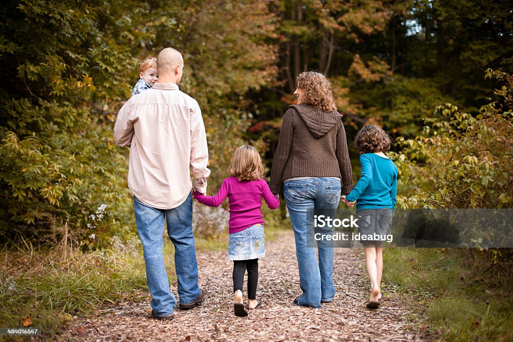 Famille heureuse avec le Père, mère, fille et fils en bois - Photo de 18-23 Mois libre de droits