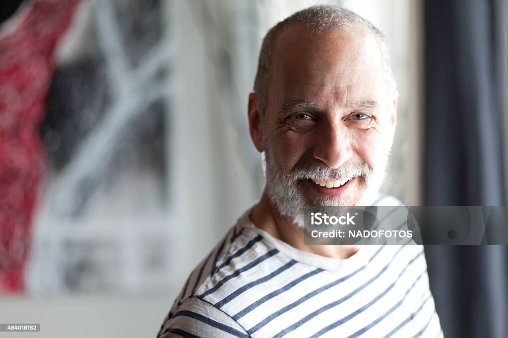 Nahaufnahme eines älteren Mannes lächelnd in die Kamera - Lizenzfrei Senioren - Männer Stock-Foto