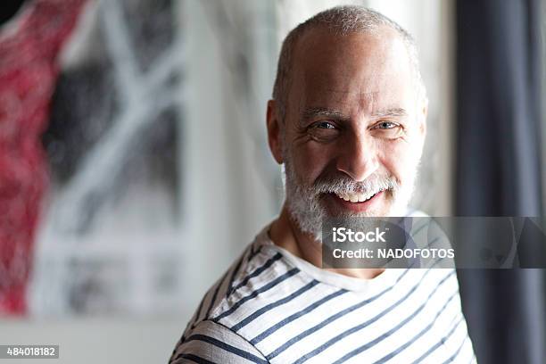 Nahaufnahme Eines Älteren Mannes Lächelnd In Die Kamera Stockfoto und mehr Bilder von Senioren - Männer