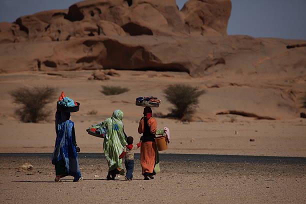 waschfrauen em afrika - tuareg - fotografias e filmes do acervo