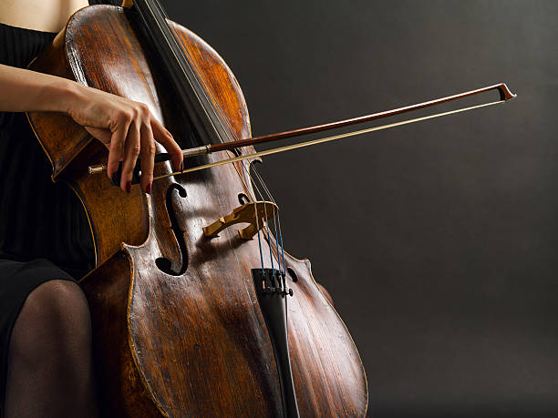 tocando el violonchelo - musical instrument string music dark old fashioned fotografías e imágenes de stock