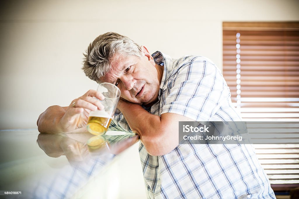 Depresso Ubriaco uomo - Foto stock royalty-free di 60-64 anni