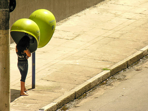 téléphone public - pay phone telephone people women photos et images de collection