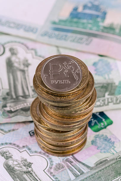 stos monet rosyjski. - white currency remote shiny zdjęcia i obrazy z banku zdjęć