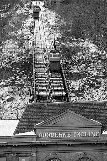 duquesne incline à pittsburgh - steel photography vertical pittsburgh pennsylvania photos et images de collection