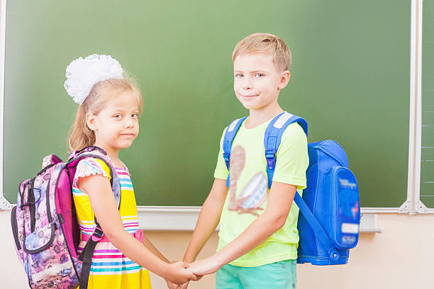 retour à l'école avec amour des enfants - blackboard book back to school classroom photos et images de collection