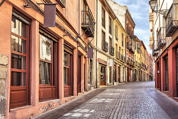 estreito rua para pedestres, no centro de leon - leon - fotografias e filmes do acervo