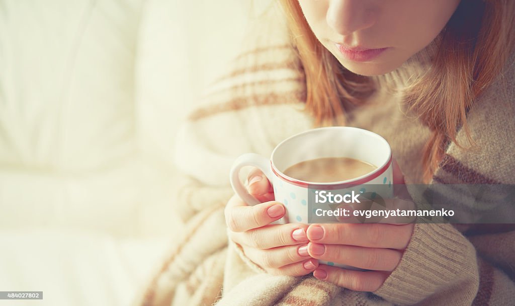 Taza de café caliente de calentamiento en manos de niña - Foto de stock de Chica adolescente libre de derechos