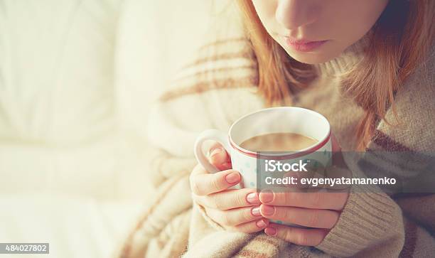 Taza De Café Caliente De Calentamiento En Manos De Niña Foto de stock y más banco de imágenes de Chica adolescente