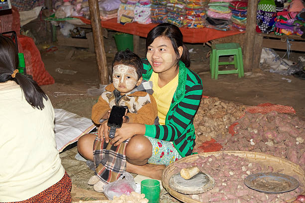 nyaung u рынке, баган, мьянма - bagan myanmar burmese culture family стоковые фото и изображения