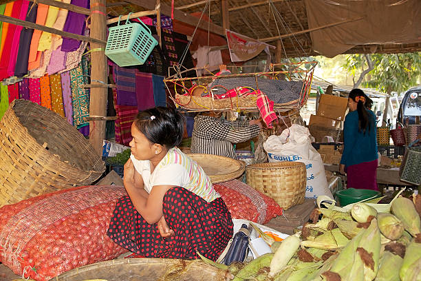 nyaung u рынке, баган, мьянма - bagan myanmar burmese culture family стоковые фото и изображения