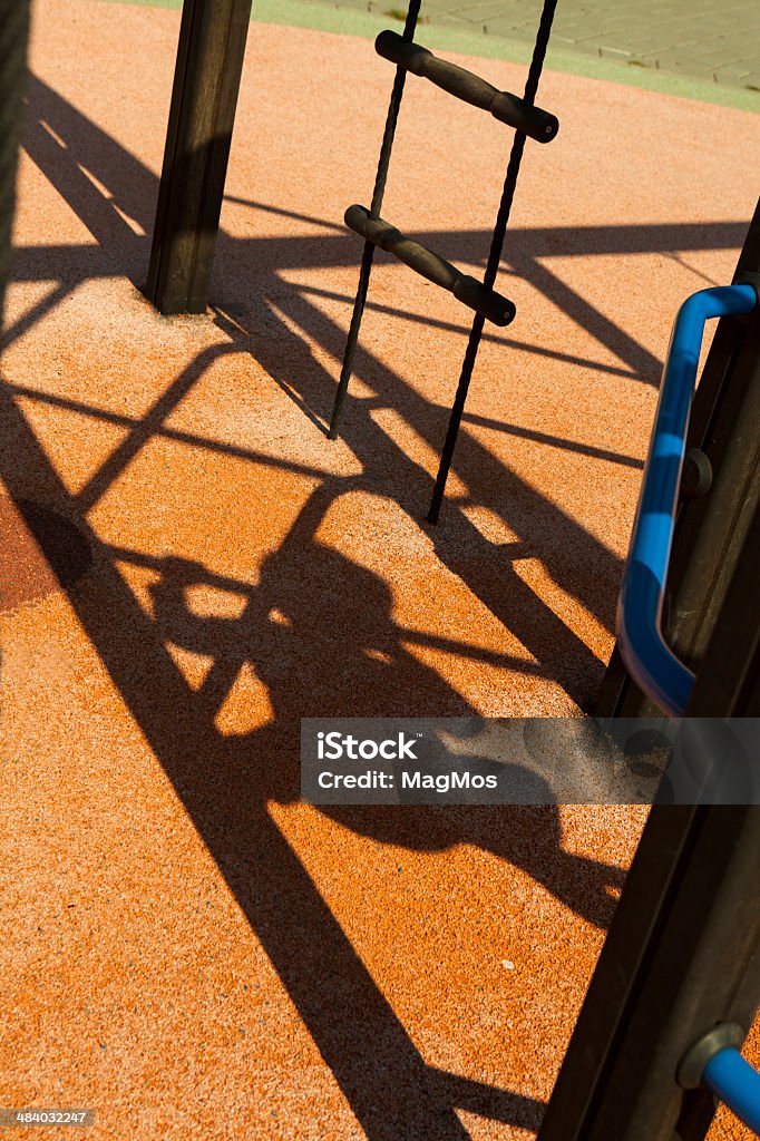 Тень детей на Детская площадка - Стоковые фото Вертикальный роялти-фри