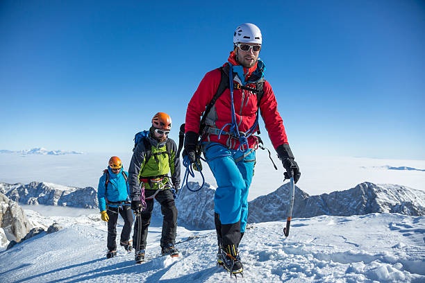 homem caminhadas na neve coberta de paisagem - mountain mountain climbing climbing snow imagens e fotografias de stock