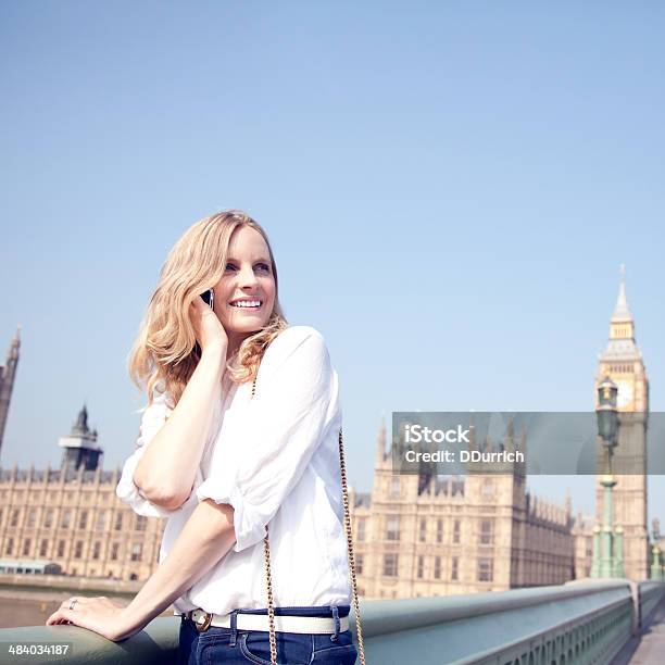 Foto de Mulher Falando No Telefone Celular e mais fotos de stock de 30 Anos - 30 Anos, Adulto, Beleza