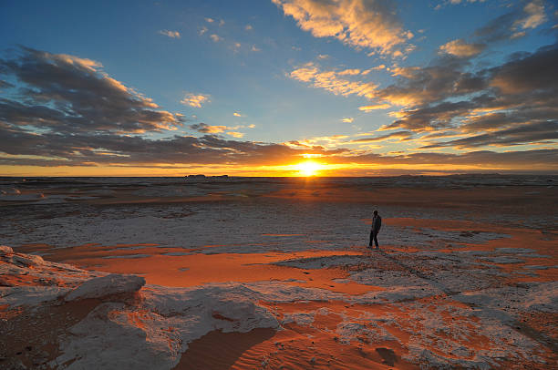 desierto blanco, egipto - white desert fotografías e imágenes de stock