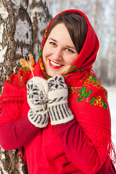 Menina em um lenço vermelho - foto de acervo