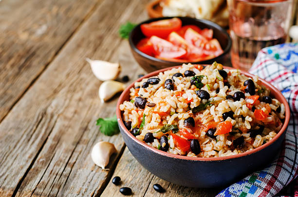 tomate mexicana granos de arroz negro con cilantro - black bean salsa fotografías e imágenes de stock