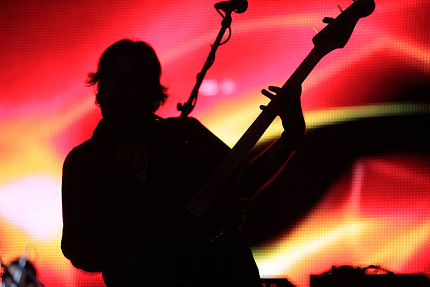 silhueta de jogador de guitarra com planos de fundo coloridos - nightclub singer - fotografias e filmes do acervo