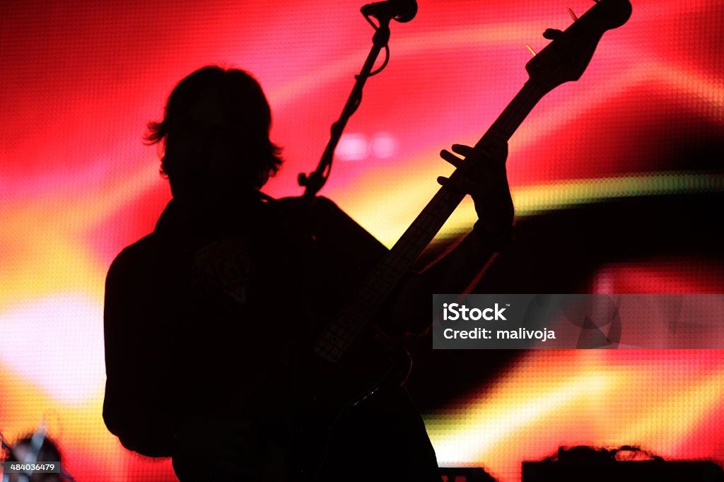 Силуэт гитара игрок с Яр�кие ФОНЫ - Стоковые фото Классический рок роялти-фри