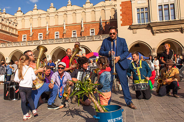 участники ежегодно международный фестиваль street театры - jason day actor стоковые фото и изображения