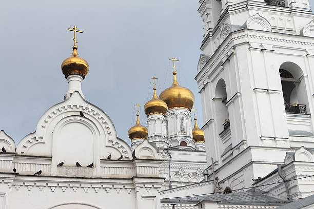 홀리 트리니티의 수도원 복음사가 스테퍼니, 러시아 페름 - monkhood 뉴스 사진 이미지