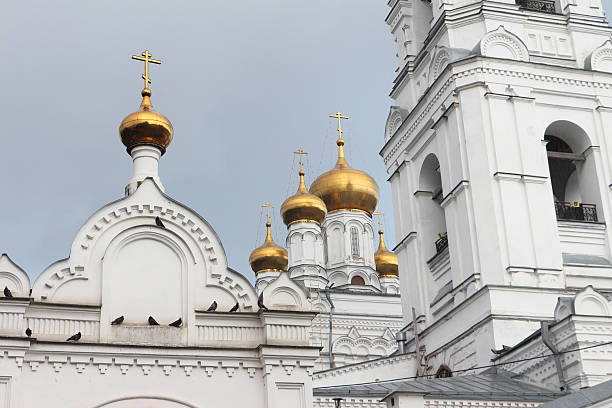 монастырь святой троицы святого stefanie, пермь, россия - monkhood стоковые фото и изображения