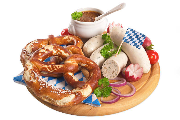 баварские телячья колбаса завтрак - munich beer garden veal sausage upper bavaria стоковые фото и изображения