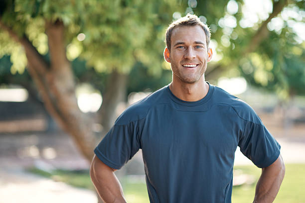 es gibt nichts schöneres gefühl als ihre fitness-ziele zu erreichen - beautiful one person happiness white stock-fotos und bilder