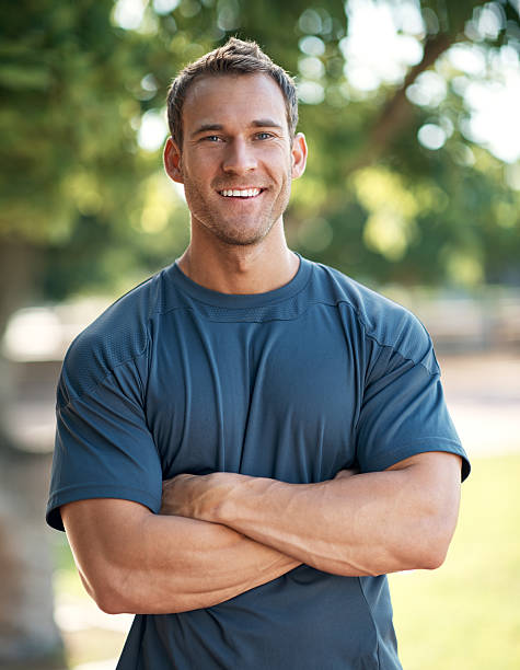 Cropped portrait of a male athlete standing with his arms folded in the parkhttp://195.154.178.81/DATA/i_collage/pu/shoots/805414.jpg