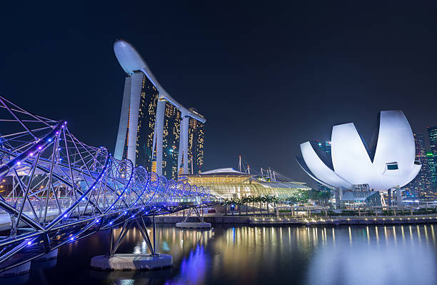 skyline de singapura com hotel de marina bay sands, singapura - marina bay sparse contemporary skyscraper imagens e fotografias de stock