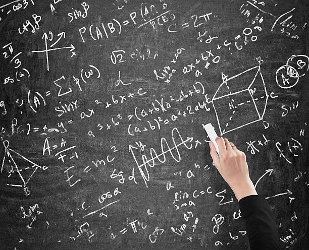 femme main écrit calculs mathématiques - formula blackboard complexity scientist photos et images de collection