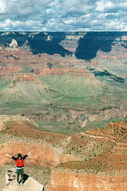 vittoriosa ragazza sul bordo del grand canyon in arizona, stati uniti - at the edge of immagine foto e immagini stock