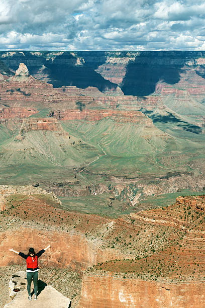 drużyny dziewczyna na krawędzi wielki kanion arizona usa - at the edge of obrazy zdjęcia i obrazy z banku zdjęć