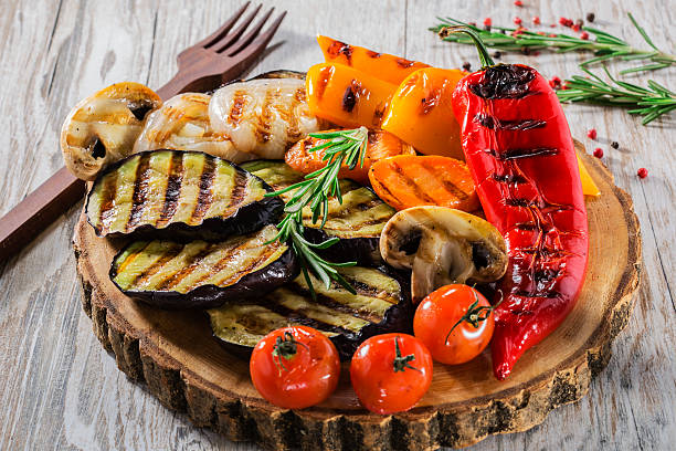 legumes grelhados - grilled vegetable tomato barbecue - fotografias e filmes do acervo