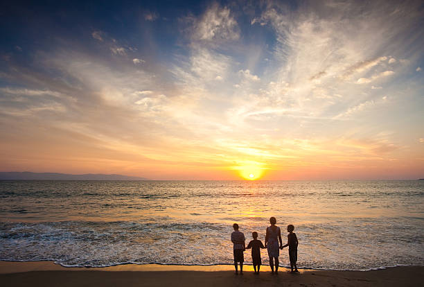 família se divertindo juntos em uma praia tropical - standing family golf loving - fotografias e filmes do acervo
