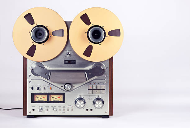 analogico stereo bobina tape deck aperto e mulinelli lettore registratore - reel to reel tape foto e immagini stock