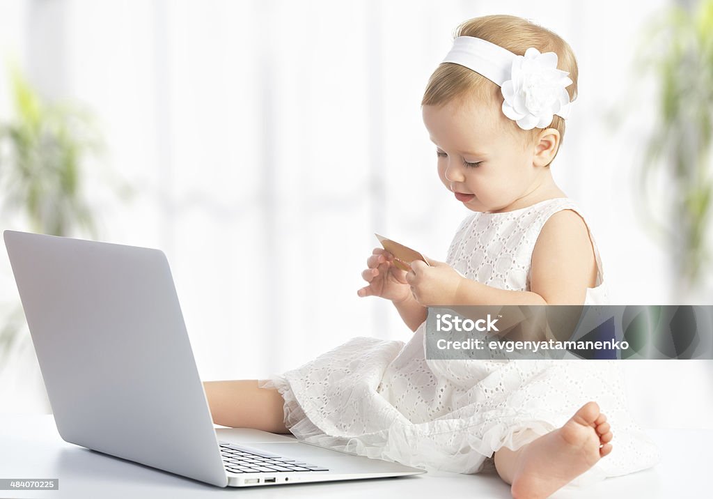 baby Mädchen mit laptop und Kreditkarte im Internet Einkaufen - Lizenzfrei Bankkarte Stock-Foto