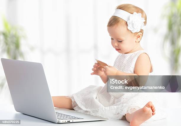 Baby Mädchen Mit Laptop Und Kreditkarte Im Internet Einkaufen Stockfoto und mehr Bilder von Bankkarte