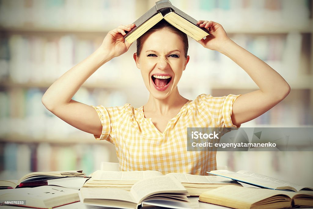 Дикая Девушка Студент с книгами кричит - Стоковые фото Библиотека роялти-фри