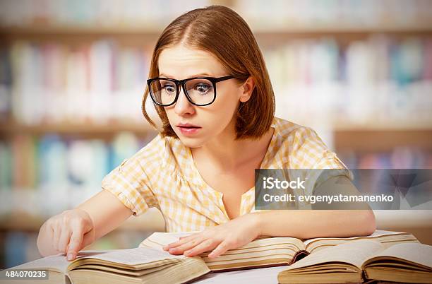 Śmieszne Zaskoczony Dziewczynka Z Okulary Czytanie Książek - zdjęcia stockowe i więcej obrazów Biblioteka
