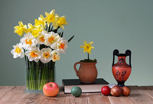 istock Daffodils in a vase of glass 484078261