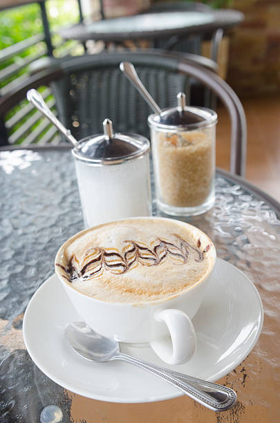tasse latte kaffee mit garnieren - biscotti coffee cappuccino latté stock-fotos und bilder