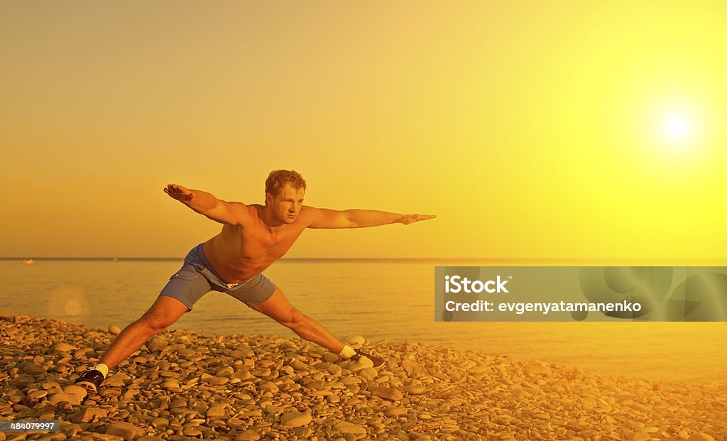 Atleta practicar, juegos de deportes y yoga en la playa al atardecer - Foto de stock de Actividad libre de derechos