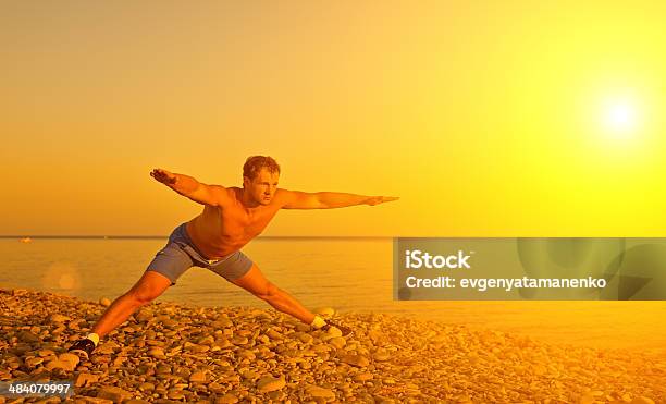 Atleta Practicar Juegos De Deportes Y Yoga En La Playa Al Atardecer Foto de stock y más banco de imágenes de Actividad