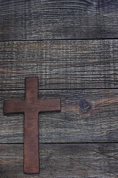 istock Wooden cross on wooden background 484080305