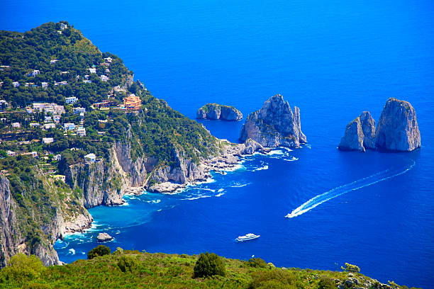 capri panorama, faraglioni, de la mer tyrrhénienne, la baie de naples, italie - tyrrhenian photos et images de collection