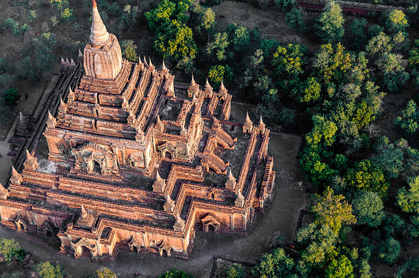 寺院をバガンミャンマー - shwedagon pagoda yangon sunset pagoda ストックフォトと画像